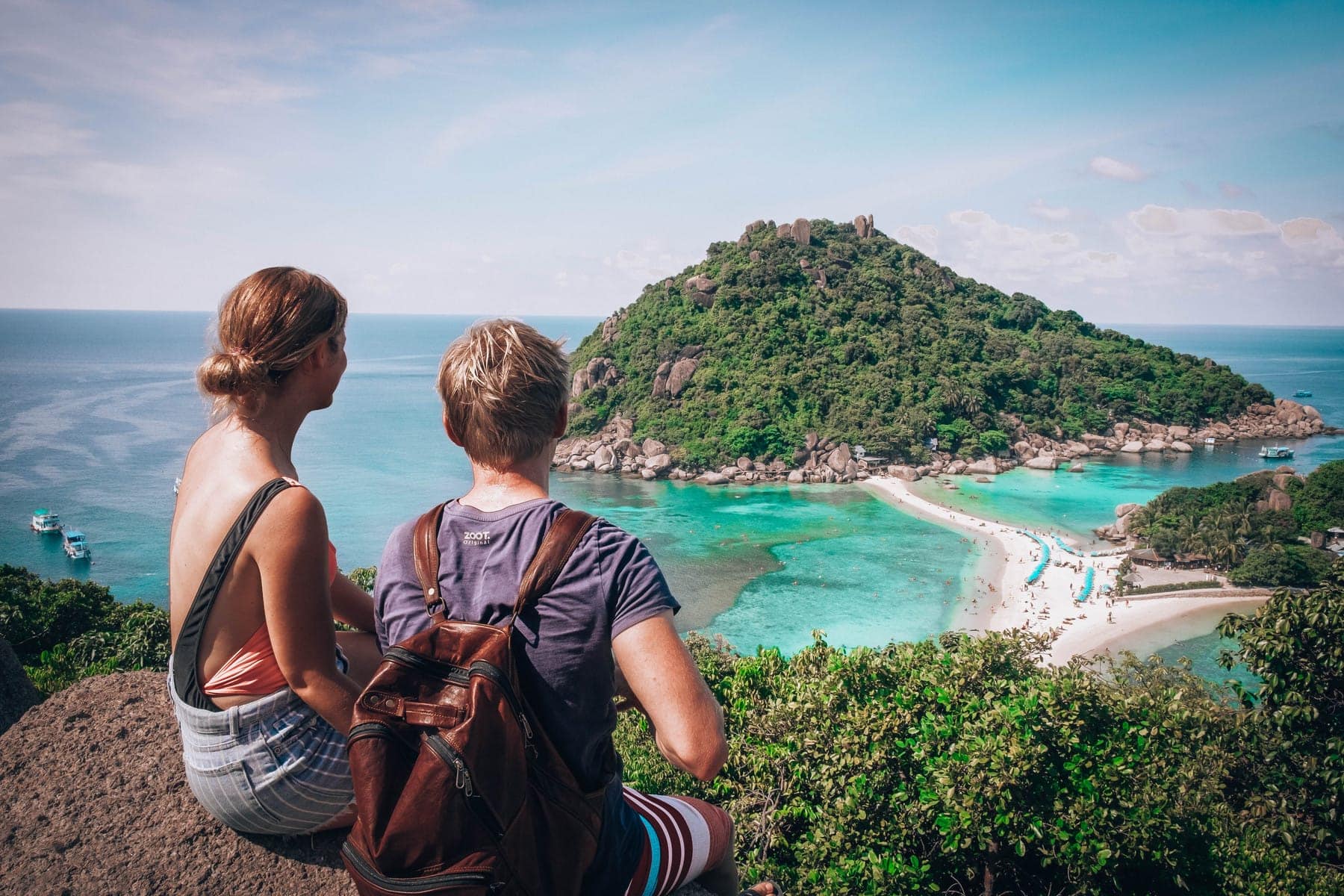 Un couple assis sur une colline surplombant Koh Nang Yuan.
