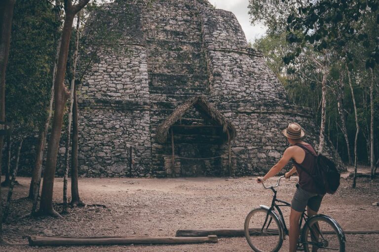 malá pyramida v mayských ruinách Coba