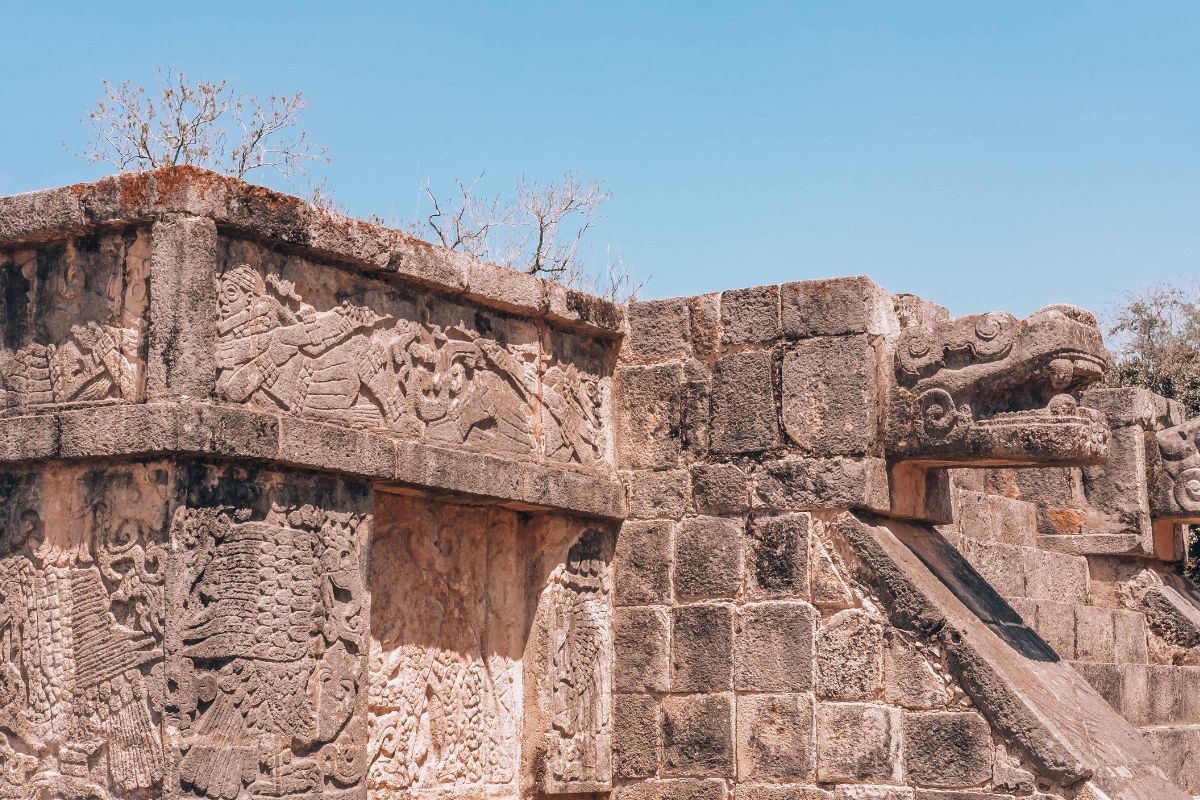 Plattform der Adler und Jaguare