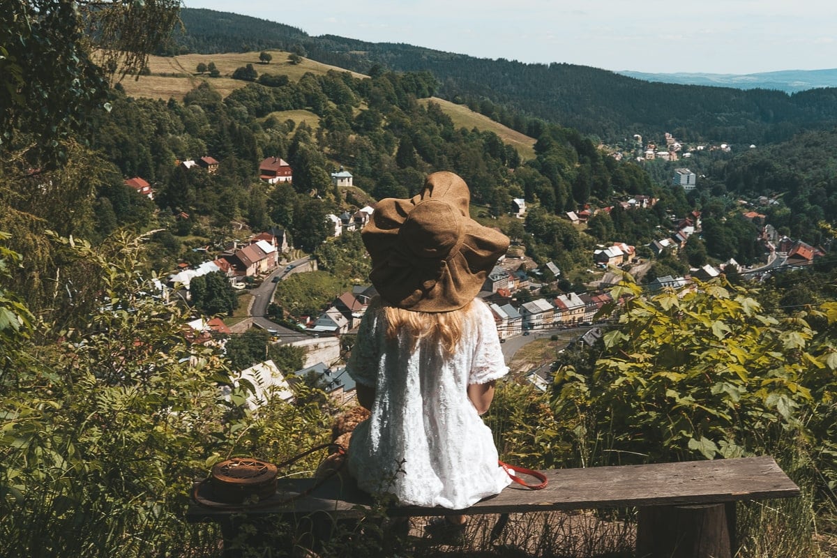 Krušné hory: Výhled na Jáchymov z naučné stezky Jáchymovské peklo