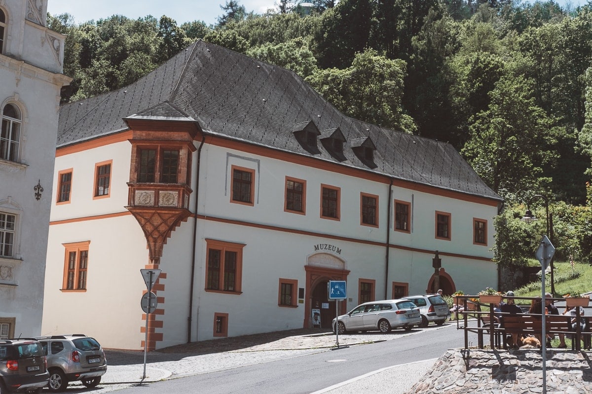 Krušné hory: Budova Královské mincovny v Jáchymově