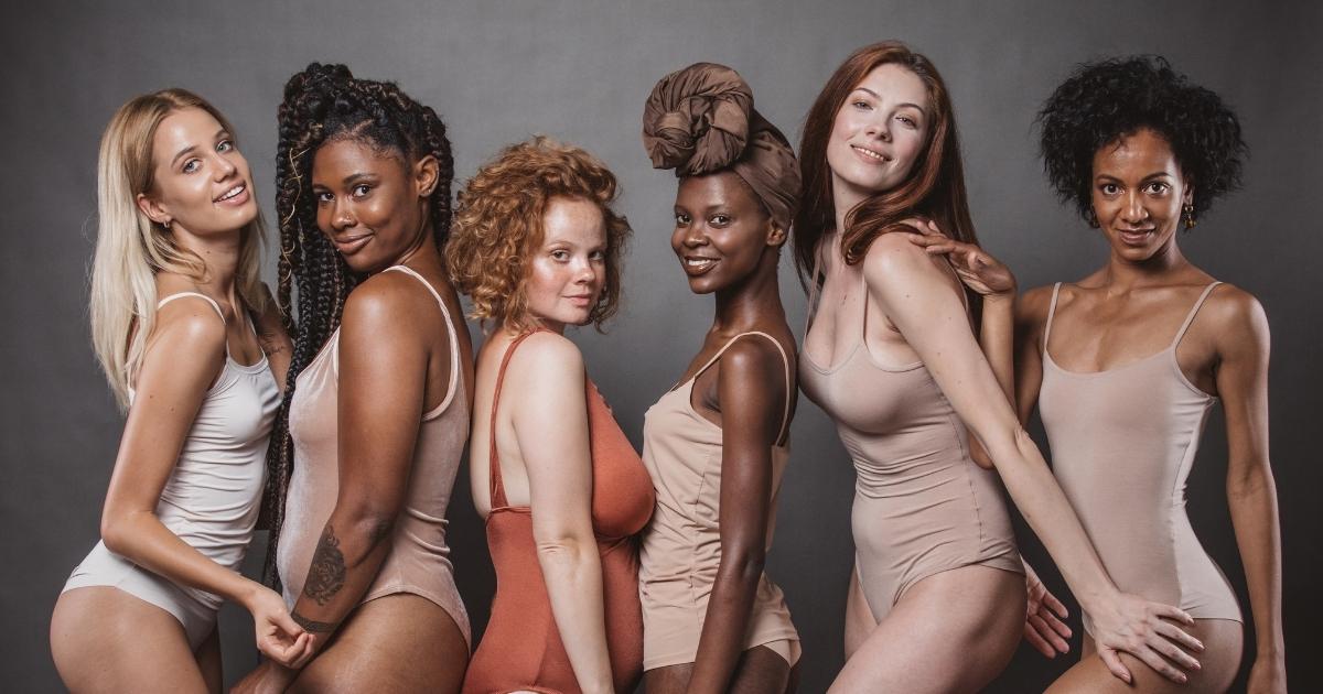 Kobiety z różnych kultur, które reprezentują głos marki.