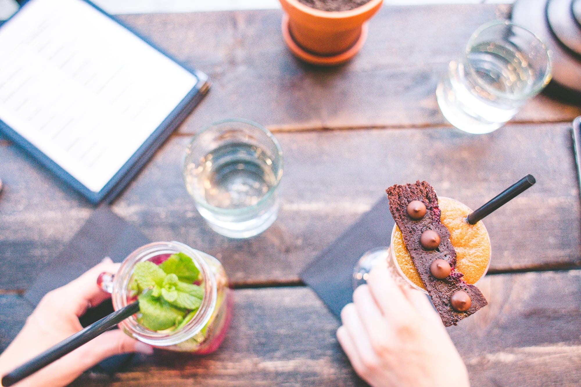 Neodolala jsem a přivezla jsem si z Bratislavy dvě knihy. Papír už moc nečtu, ale když mají kavárny v knihkupectví, nejde odolat