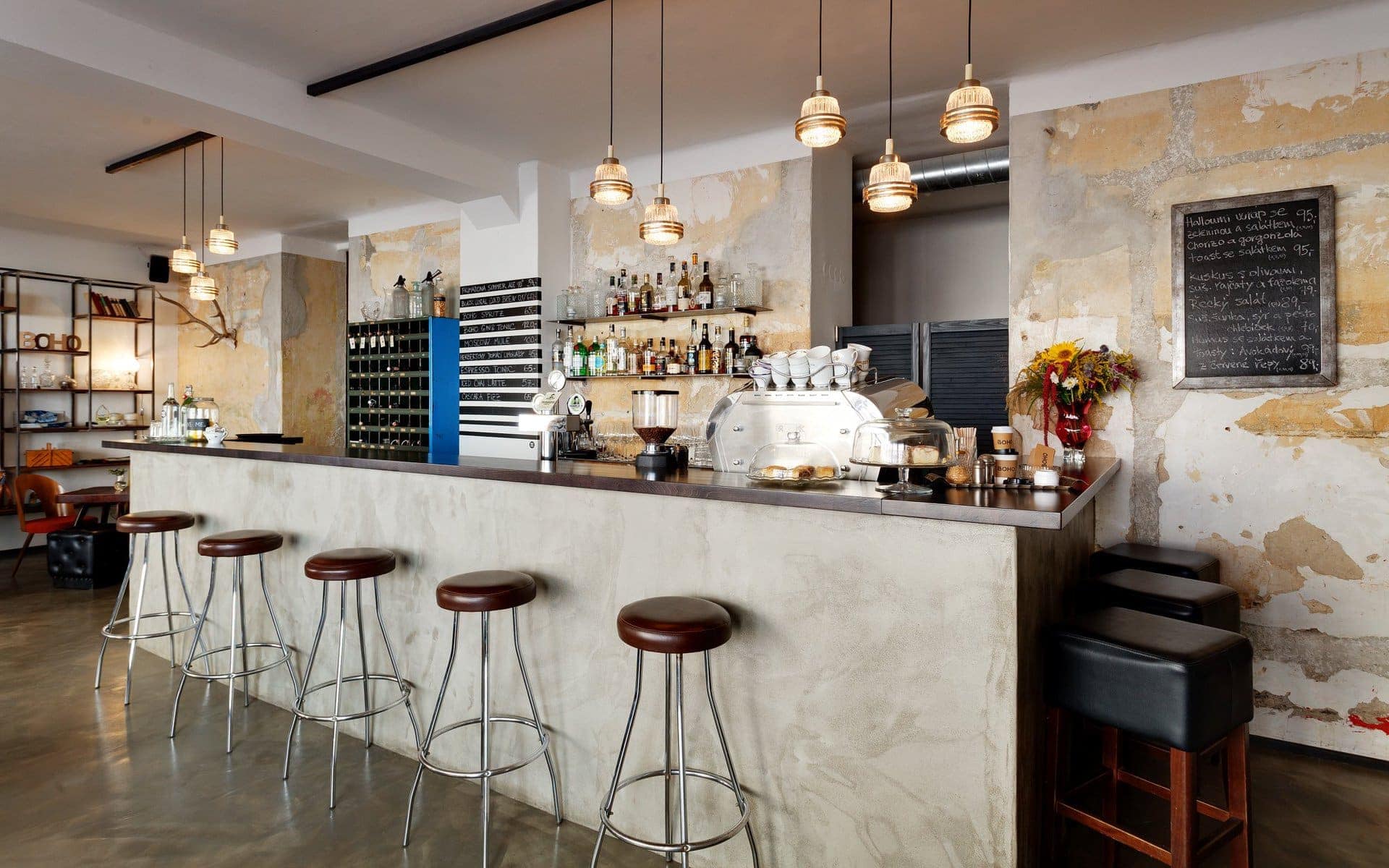 Wnętrze kawiarni BOHO Cafe and store