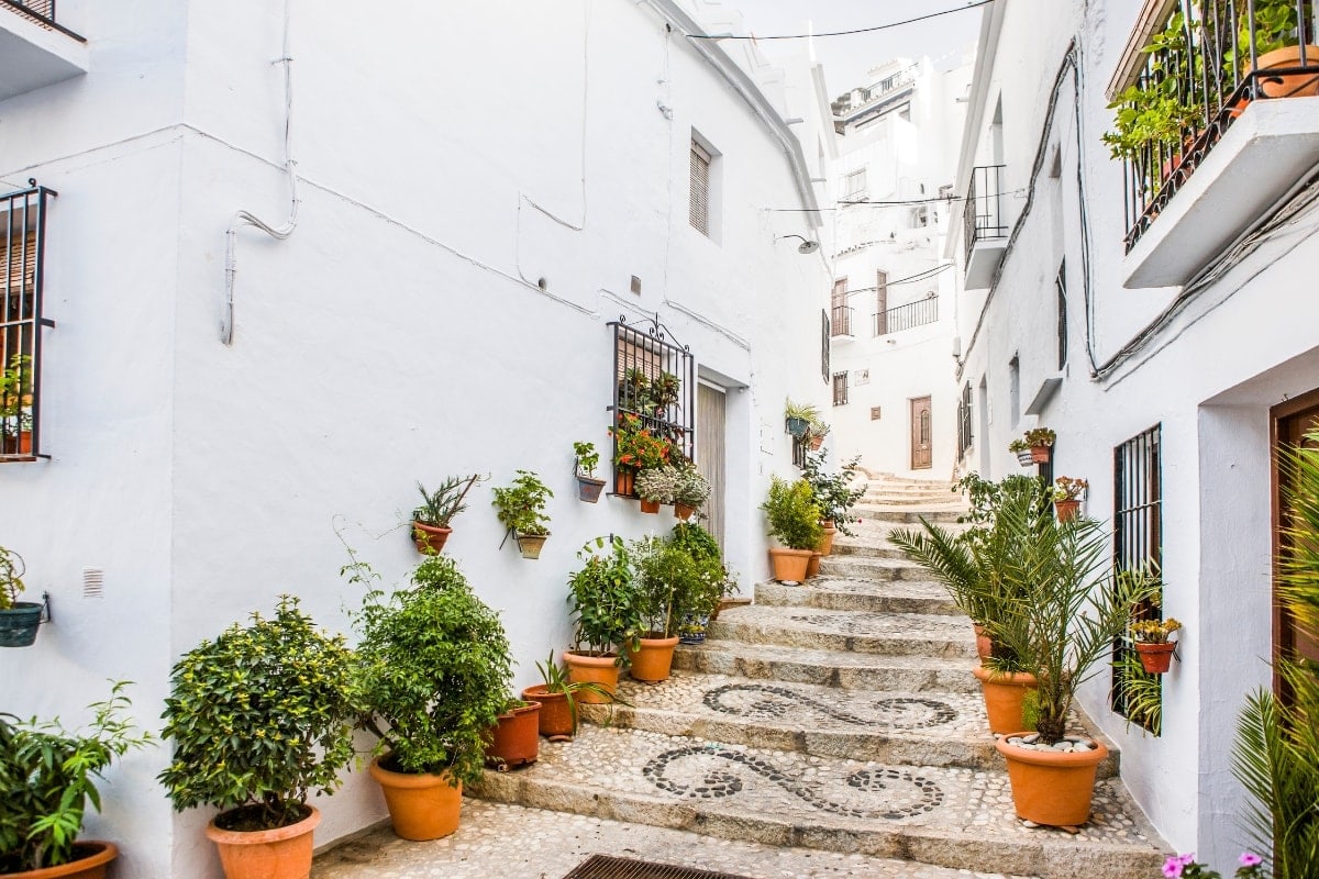 Frigiliana  - Malebná bílá vesnice s úzkými uličkami lemovanými květinami a nabízející úchvatné výhledy na okolní krajinu a moře.