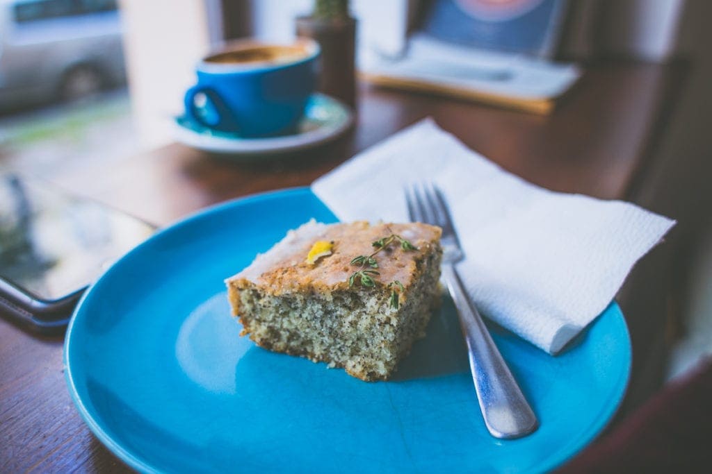 Říkají tomu "poppyseed cake", ale dle mého je to náš milovaný makovec