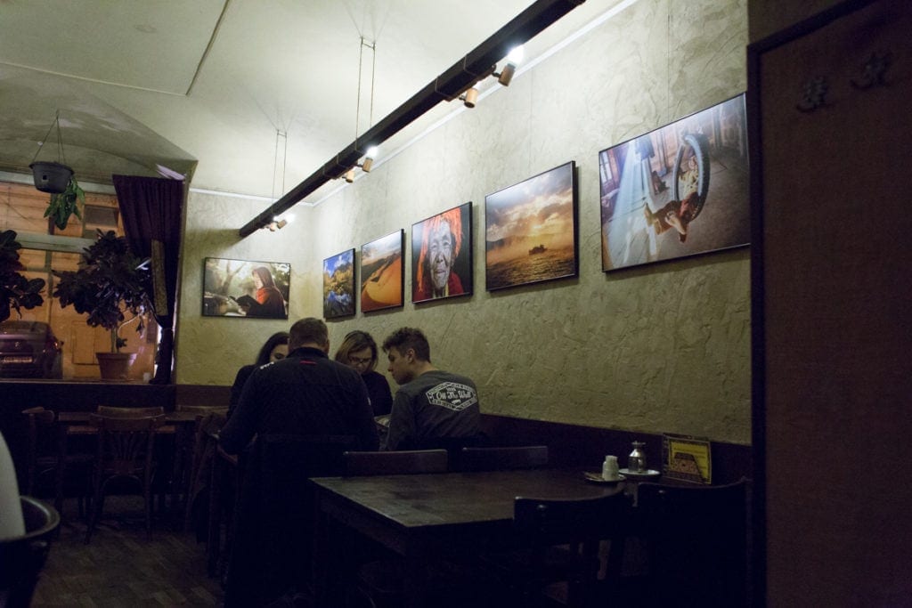 Na hezké fotky to v restauraci Cestovatelského klubu Hedvábná stezka moc není. Ale jídlo si užijete.