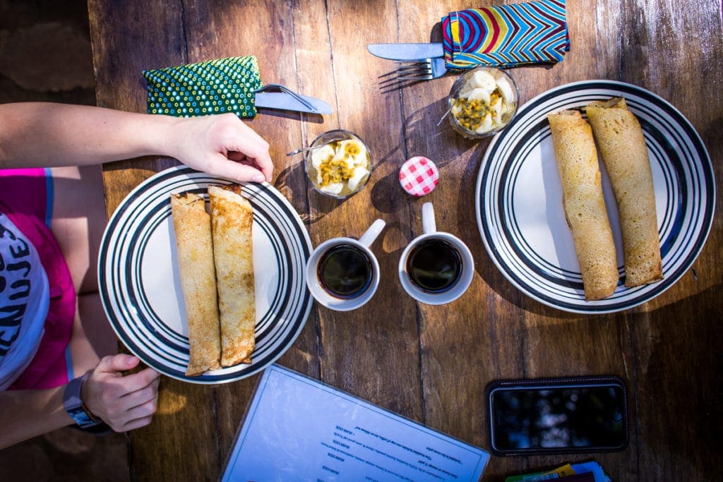 Na snídani ve Via Via budeme pak ještě 2 týdny vzpomínat. Ve většině místech nemají ledničky, turistická sezóna není, a tak nic nemají. A když jo, už to nějakou dobu někde leželo.