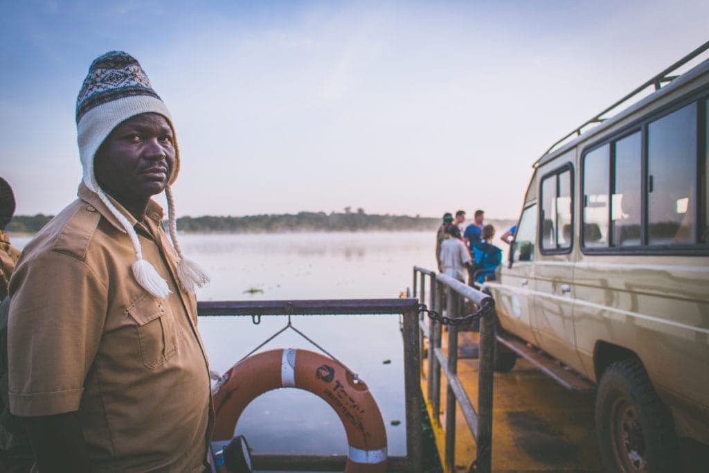 Je asi 17 stupňů, ale pro Uganďany je to příšerná zima. My jsme v tričku a oni mají čepice