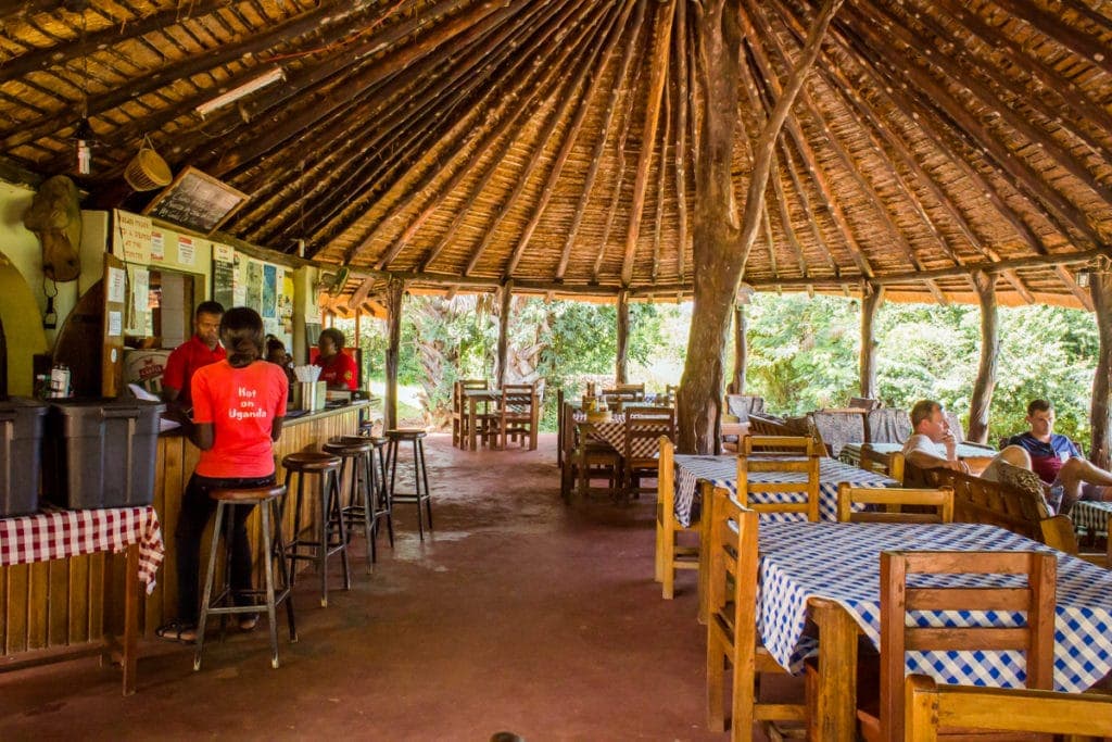 Restaurace v kempu s nejlepším personálem v Ugandě