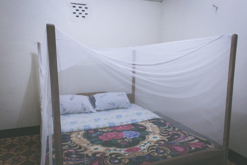 Postel v hostelu v Ruwenzori Mountains