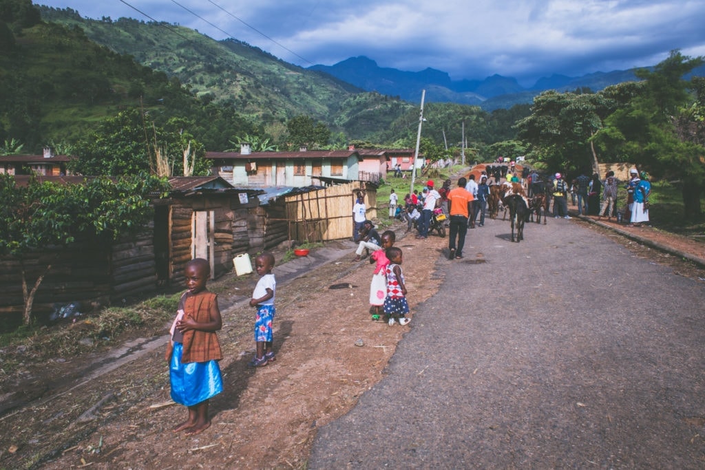 Vesnice v Ruwenzori Mountains, kde jsme vyfasovali portýry