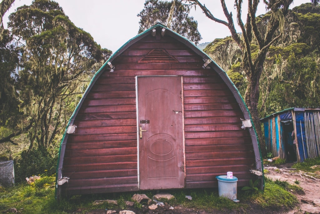 Když nám průvodce ukázal, kde budeme spát, okamžitě zmizel