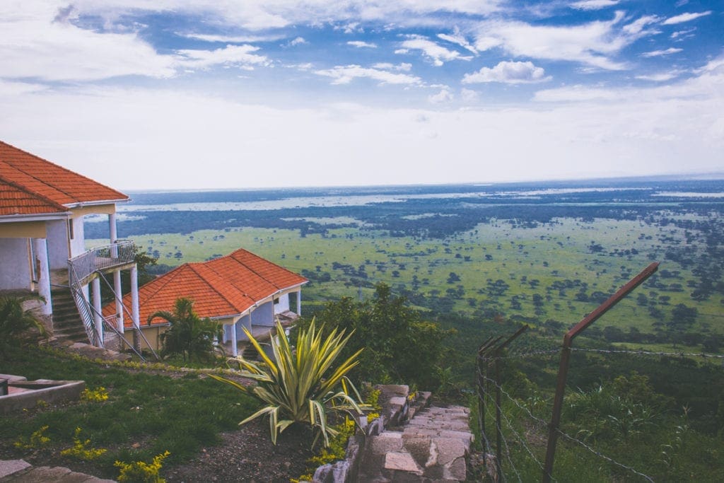 Na zahradě tohoto hotelu jsme kempovali, ráno jsme viděli pod námi sloní rodinku