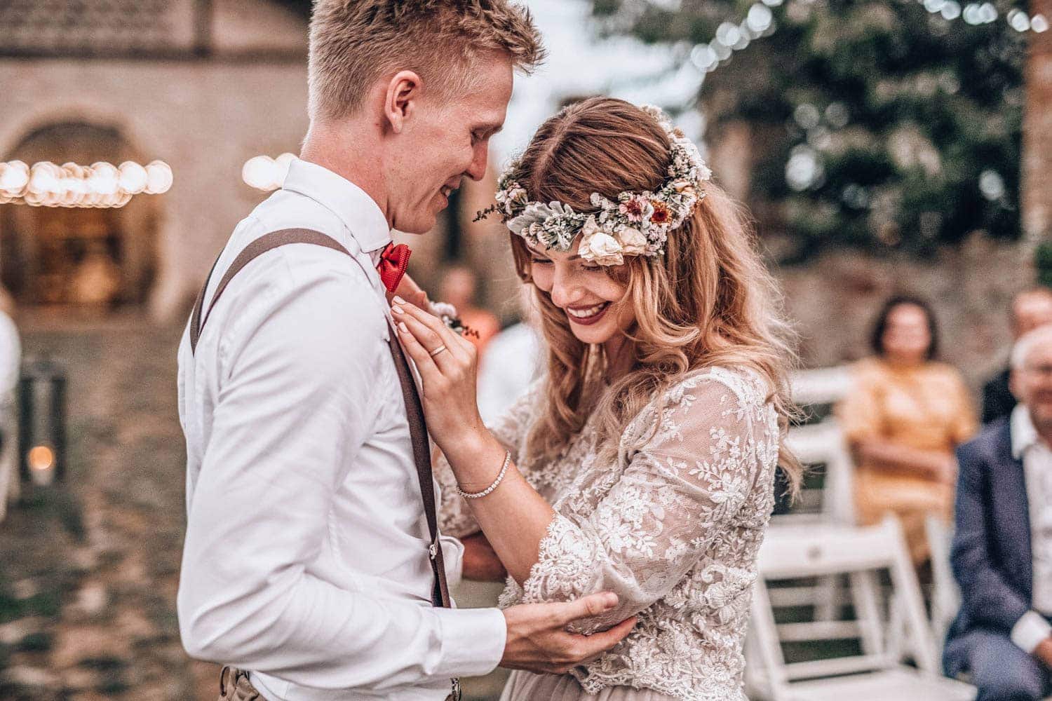 Nádherné svatební šaty a věnec