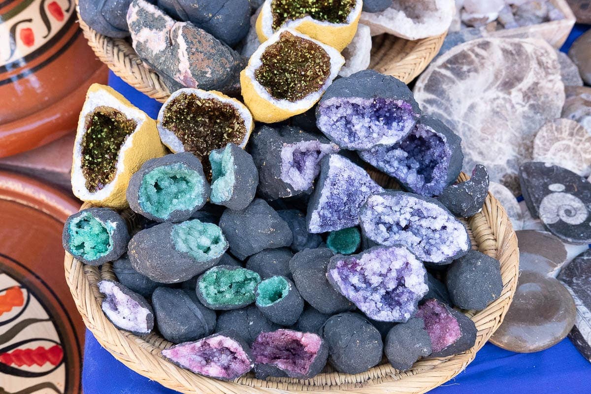 Minerały są pomalowane tanimi kolorami