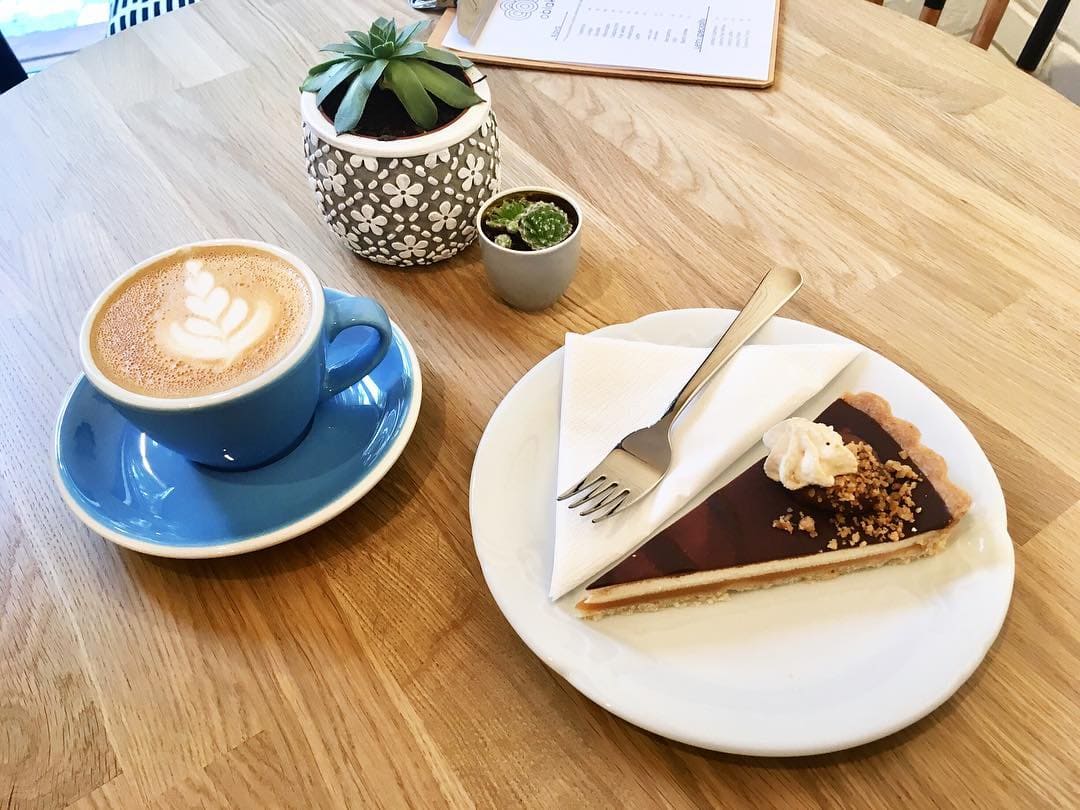 Kawa i ciasto na stole w Oblak Coffee