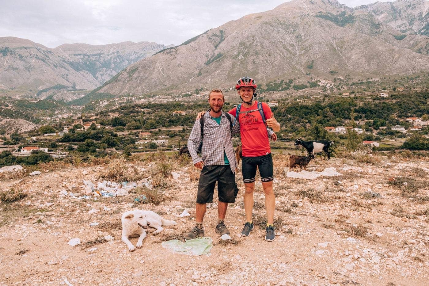 Albania na rowerze: Bezpieczeństwo, stan dróg i jak się tam jeździ 2 Pasterz kóz w albańskich górach