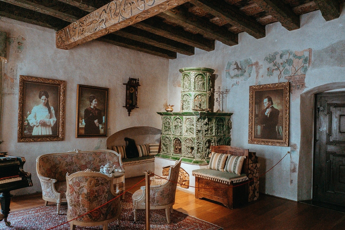 Banca dell'amore: durante la mostra, la storia viene raccontata dai dipinti stessi 