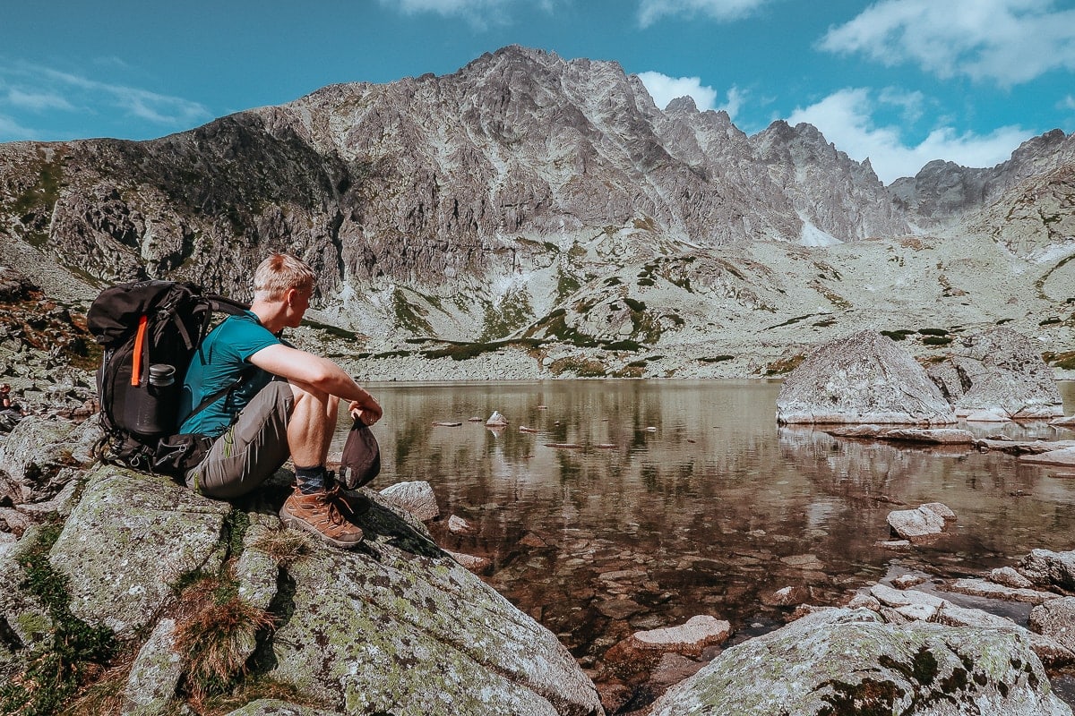 Wanderer am wunderschönen Batizovské pleso in der Hohen Tatra