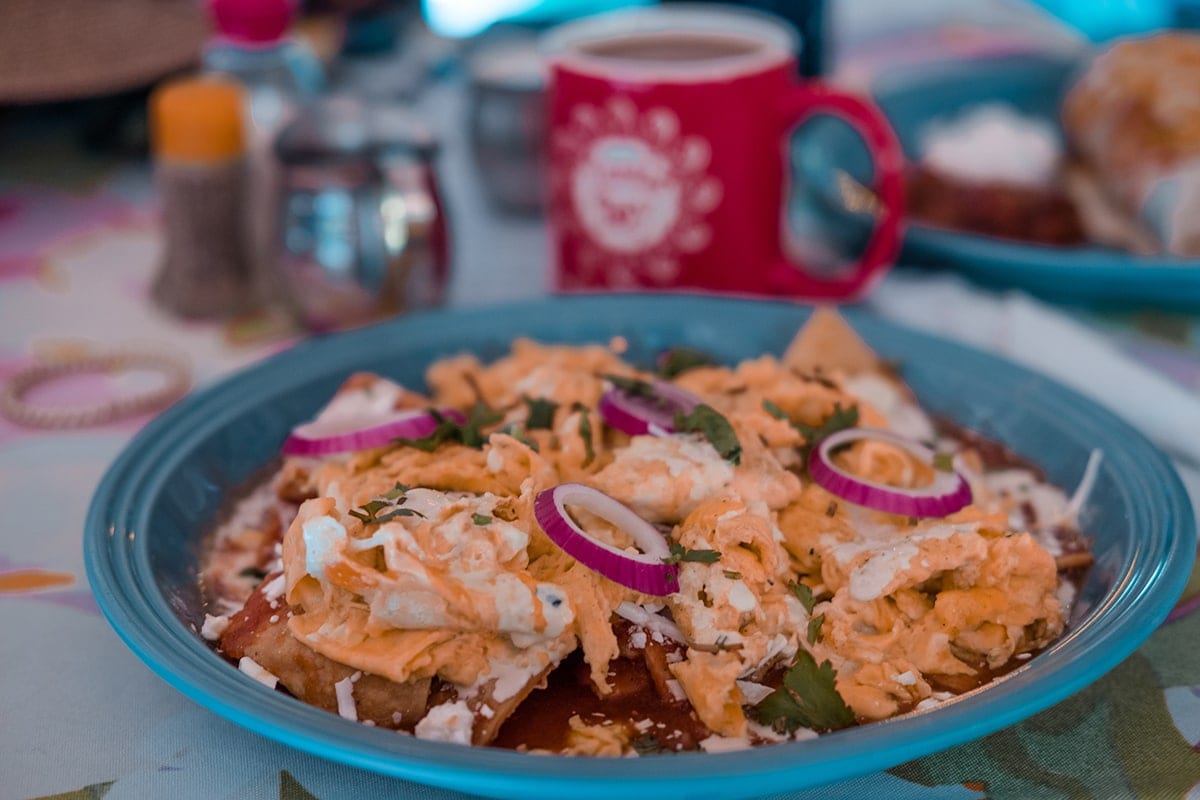 Chilaquiles můžete dostat i ve variantě s míchanými vajíčky