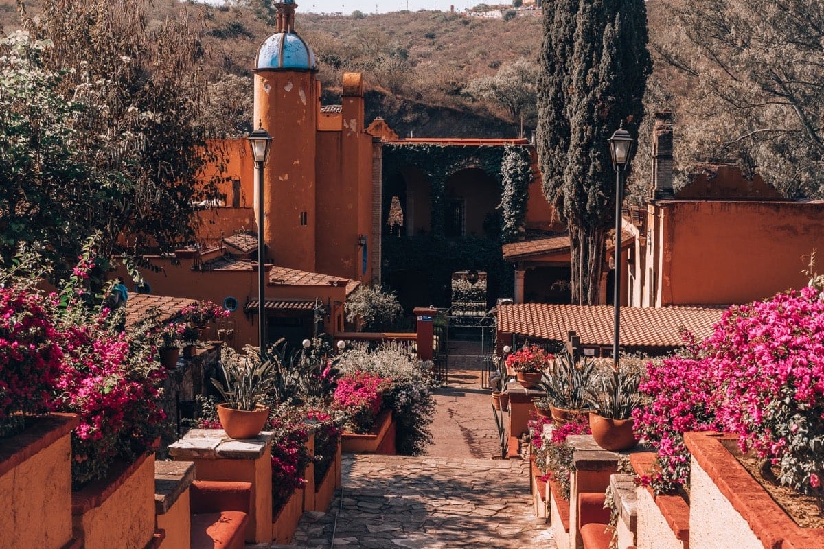 Pohled na jednu z koloniálních budov