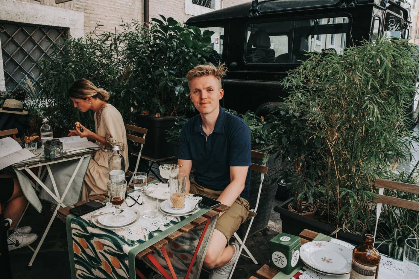 Lukáš in uno dei caffè romani