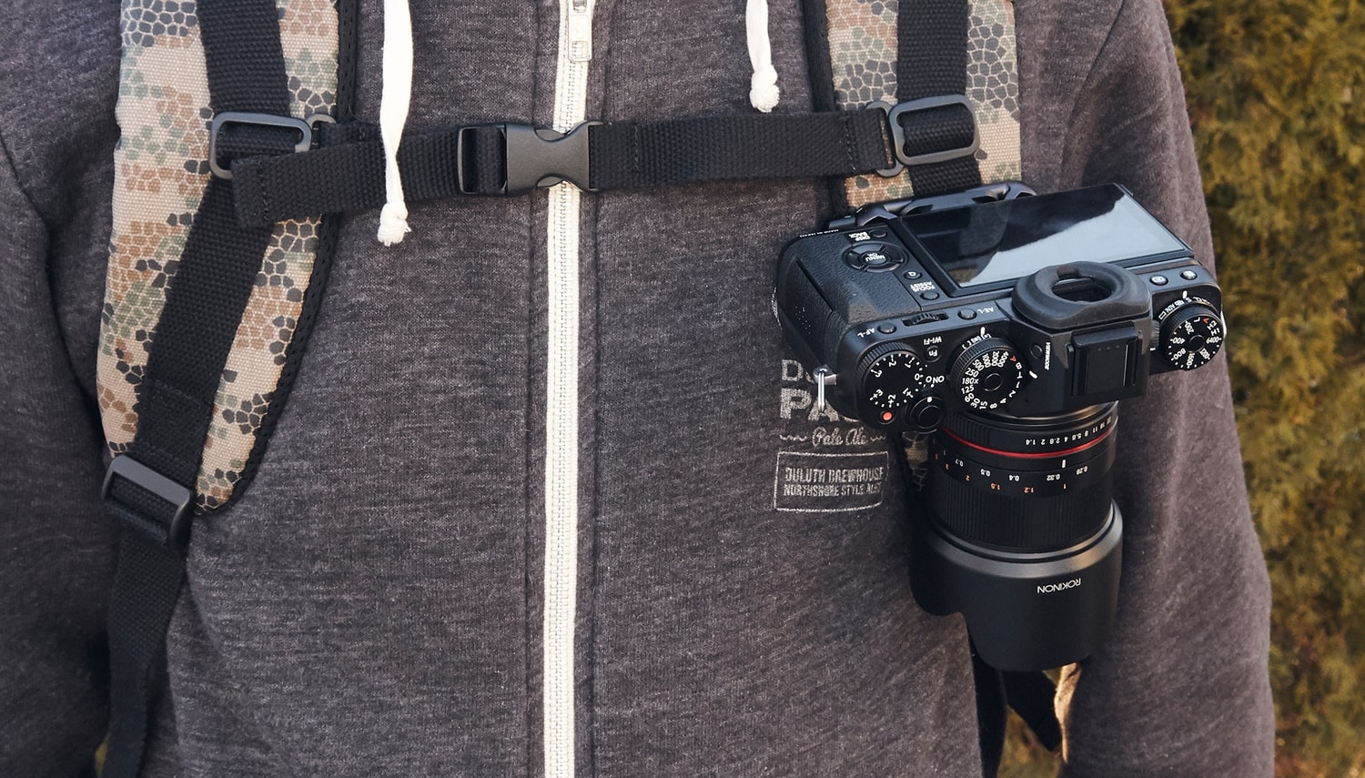 Klip pro uchycení fotoaparátu na batoh nebo tašku