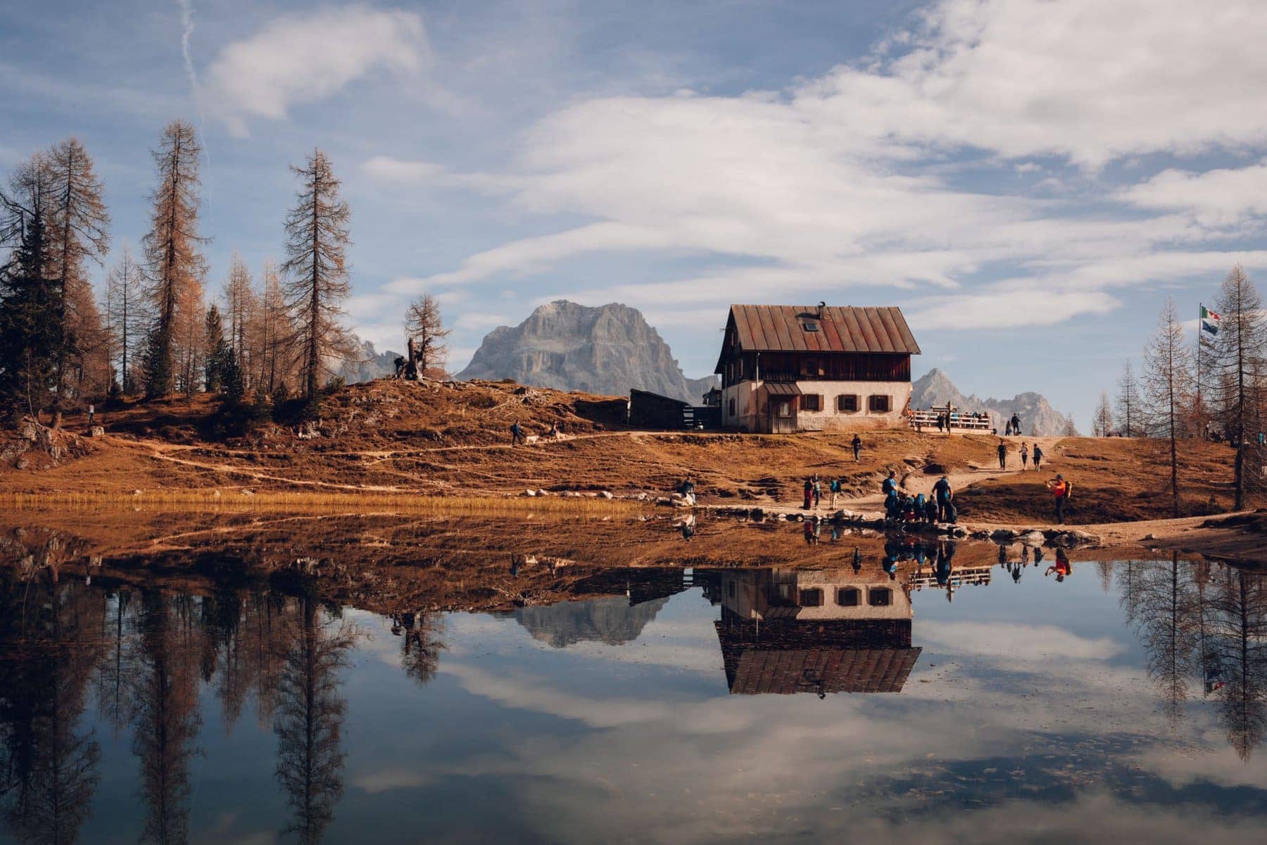Lago Federa niedaleko Cortiny we włoskich Alpach.