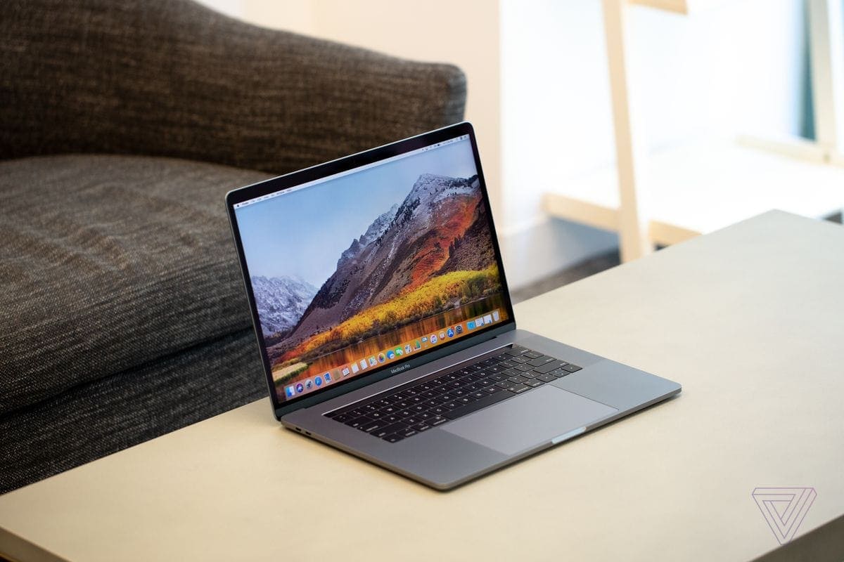 Vybavení na cestování 2 Macbook Pro na cesty