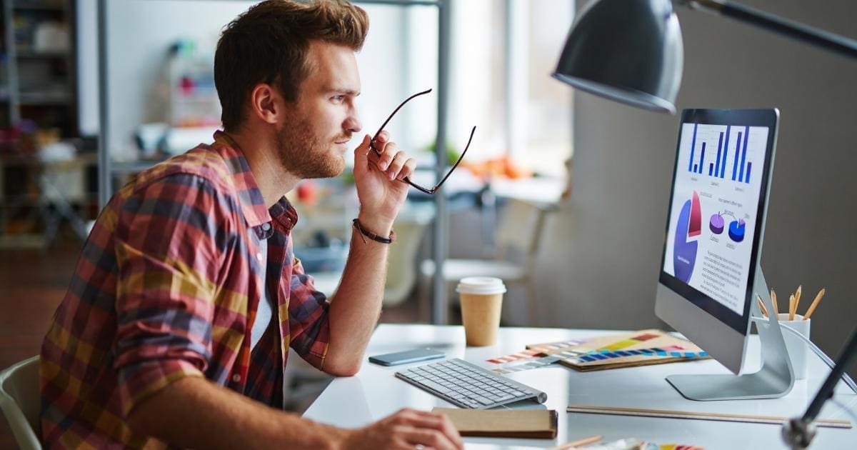 11 tipů, jak vytvořit fungující obsahový marketingový plán 1 muž tvořící obsahový marketingový plán