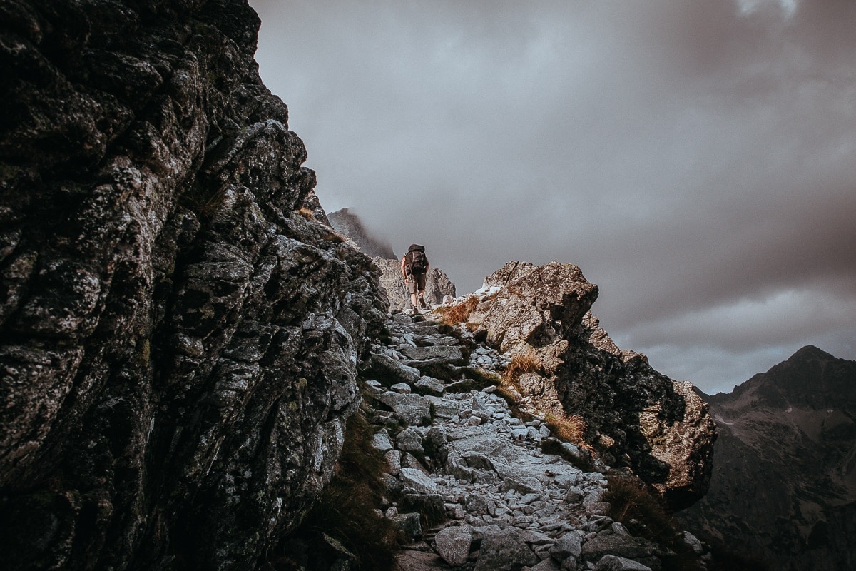 Wanderer bei der Durchquerung der Hohen Tatra mit Gewitter im Hintergrund