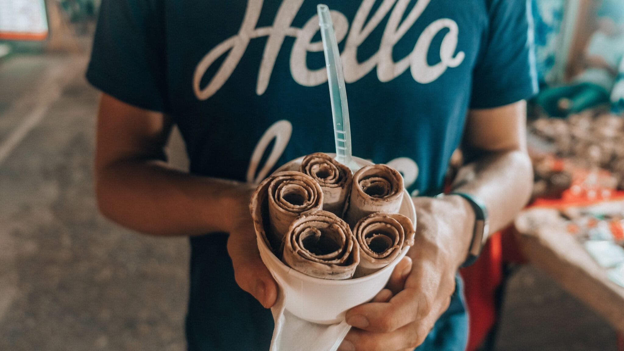 Gerolltes Eis im Becher in Thailand auf Koh Samui