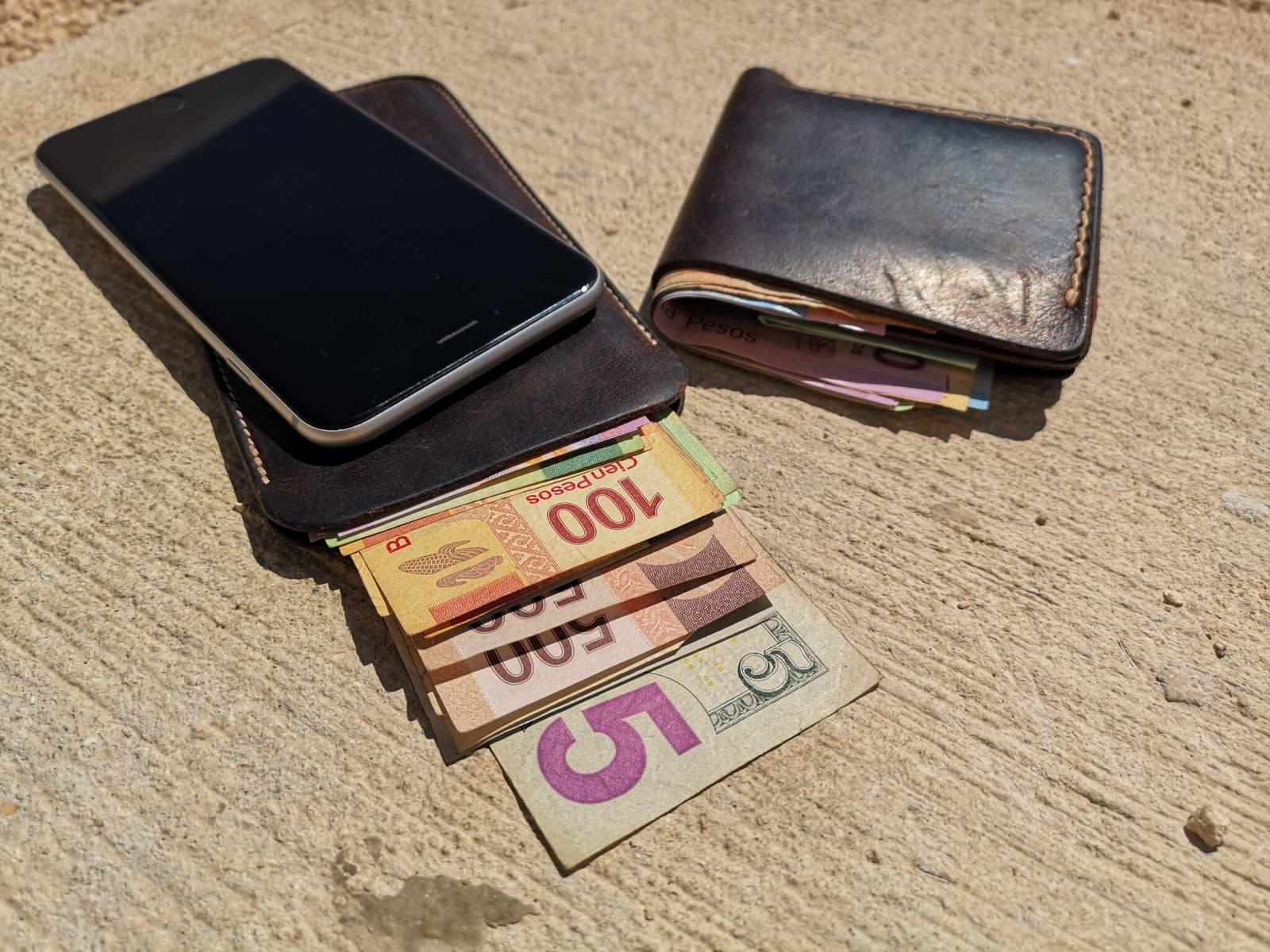 12 tipů, jak bezpečně cestovat (nejen po Asii) 4 Peníze schované v obalu na telefon