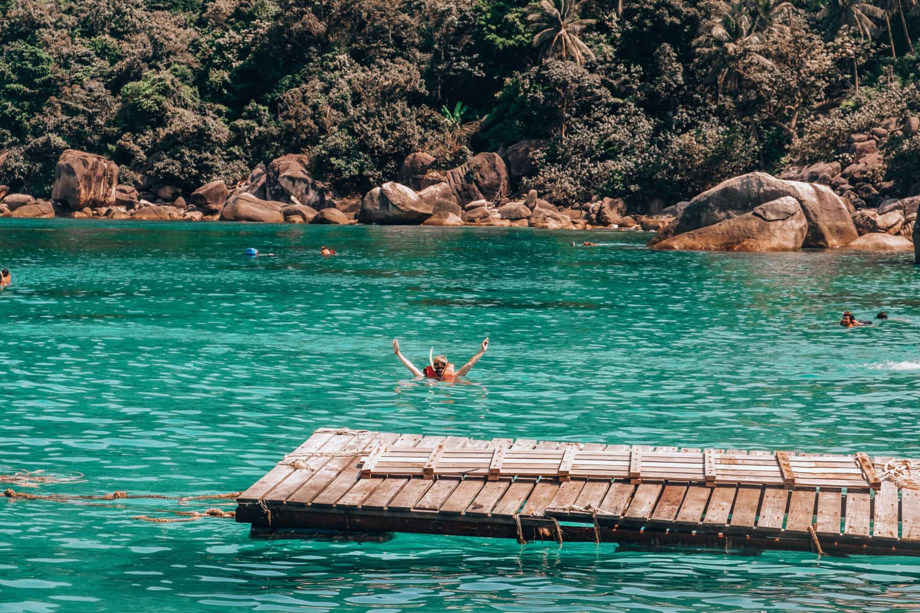 Türkisfarbenes Wasser und darin ein schnorchelnder Mensch