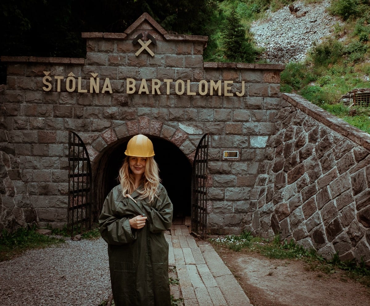 Lucka in piedi davanti a Štôlňa Bartolomej