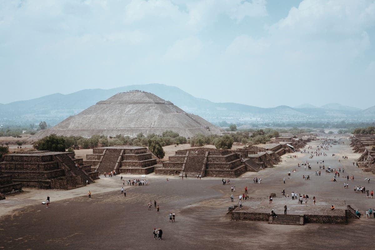 Widok na najwyższy budynek w Teotihuacán