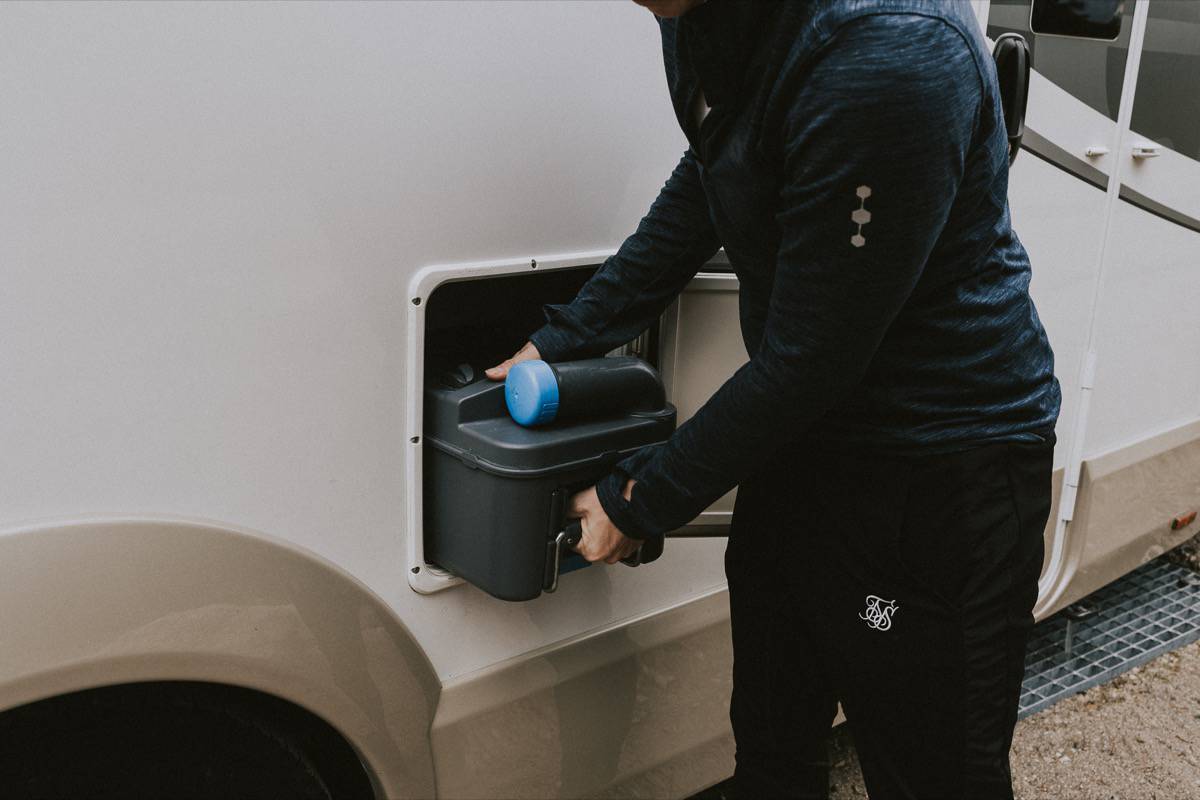 Toaleta chemiczna to kompaktowy zbiornik