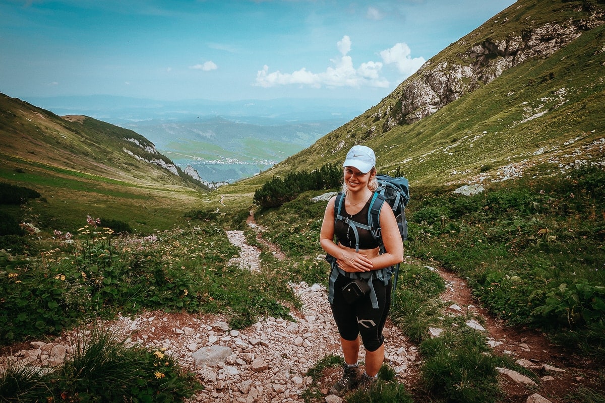 Frau bei der Durchquerung der Belianské Tatry