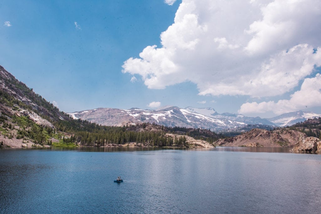 V některých jezerech v Yosemitech se můžeš i koupat