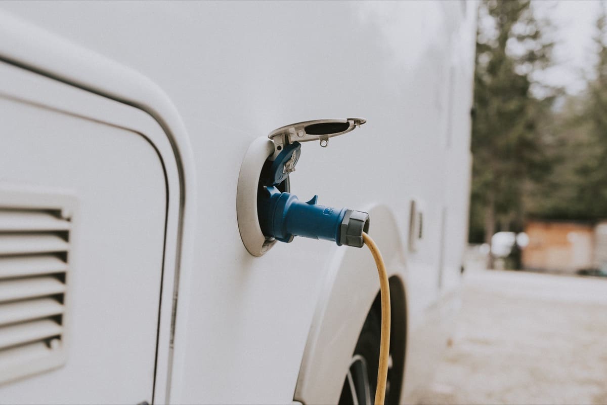 Podłączanie prądu do kampera