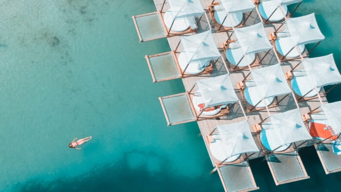 Kam na dovolenku k moru v Albánsku? Najobľúbenejší je Ksamil, kde to vraj vyzerá ako na Maledivách.