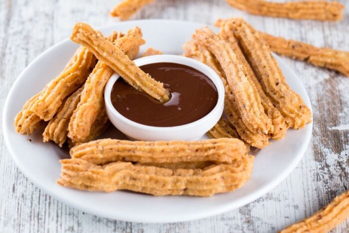 Churros con Chocolate – churros con cioccolata è un tipico dolce spagnolo