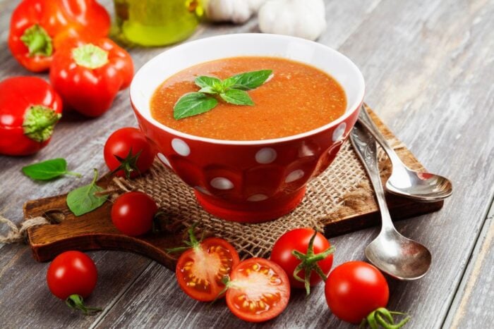 Piatto tradizionale dell'Andalusia – zuppa gazpacho
