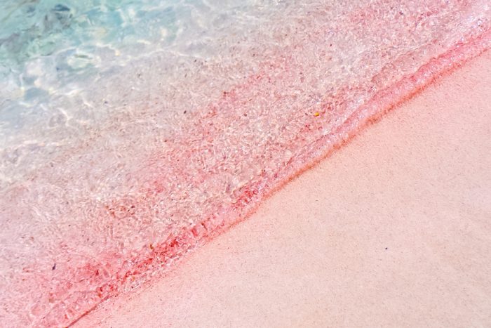 La spiaggia di Creta con la sabbia rosa