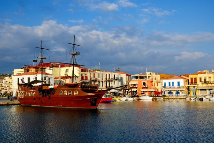 Cosa vedere a Creta? Rethymno, con oltre 30.000 abitanti, è la terza città più grande di Creta