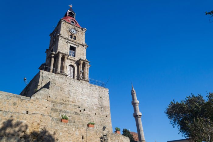 Que voir à Rhodes ? Ne manquez pas la Tour de l'Horloge Roloi.