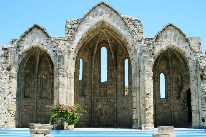 Que voir à Rhodes ? Les ruines de l'église de la Vierge du Bourg