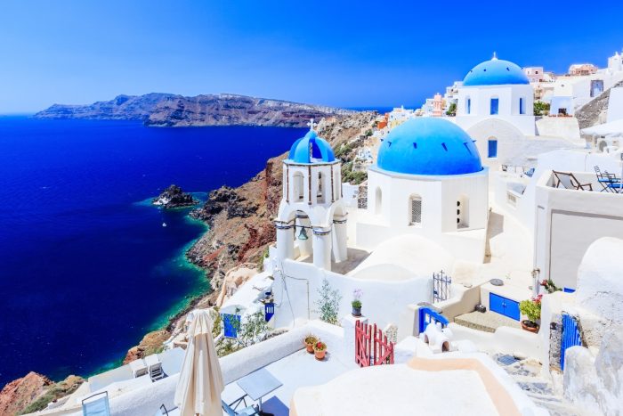 Les plus beaux villages blancs aux toits bleus se trouvent en Grèce à Santorin