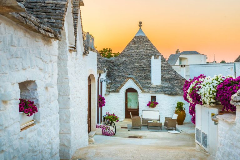 Alberobello è ancora più magica al tramonto